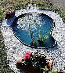 Il Giardino d'Acqua Laghetto da Giardino Nero MOD Vittoria da 750 litri è un elegante elemento decorativo per spazi esterni. Questo laghetto offre un design raffinato e funzionale