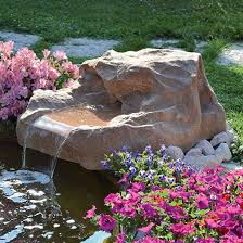Il Giardino d'Acqua Art 123 Roccia Modello SIRMIONE è una struttura in vetroresina che include una sorgente e un laghetto con cascata artificiale. Progettato per arricchire gli spazi esterni