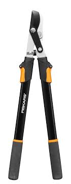 Il troncarami telescopico Fiskars è progettato per tagliare legno fresco con facilità. Grazie al suo rivestimento speciale