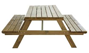 Tavolo con panche da pic-nic in legno