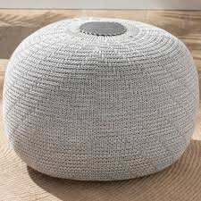 Il pouf rotondo ottomano è un elegante sgabello grande e leggero