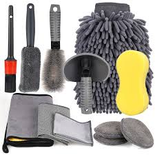 Set di Pulizia Auto 12 Pezzi è un kit completo per la manutenzione degli interni ed esterni dell'auto. Include strumenti essenziali per la pulizia