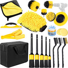 Il Kit Pulizia Auto AOKITO è un set completo di 20 pezzi progettato per la pulizia degli interni dell'auto. Include vari strumenti e accessori per rimuovere polvere
