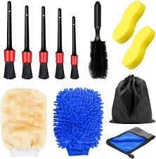 Il Kit Pulizia Auto Moto è un set di 12 spazzole progettate per garantire una pulizia efficace di veicoli. Le spazzole sono realizzate con materiali di alta qualità