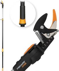 Il Fiskars Svettatoio Telescopico UPX86 è uno strumento progettato per potare rami e ramoscelli freschi con facilità. Caratterizzato da un design telescopico