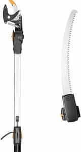 Il set per svettatoio telescopico Fiskars è progettato per potare rami in modo efficace e sicuro. Dotato di una lama in acciaio di alta qualità