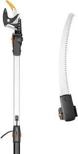 Il set per svettatoio telescopico Fiskars è progettato per potare rami in modo efficace e sicuro. Dotato di una lama in acciaio di alta qualità