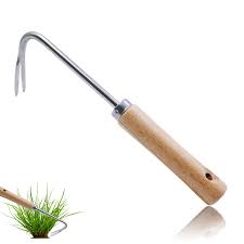 Il sarchiatore manuale è uno strumento essenziale per la cura del giardino