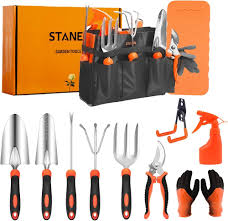 Il kit di giardinaggio Stanew è realizzato in acciaio inox e progettato per l'uso all'aperto. Include vari attrezzi essenziali per la cura del giardino