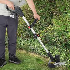 Il Sarchiatore Elettrico è un attrezzo innovativo progettato per la bordatura senza fatica di giardini e aiuole. Grazie alla sua tecnologia avanzata