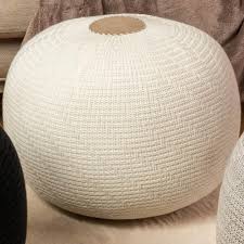 Il Pouf Rotondo Ottomano è un elegante sgabello grande e leggero