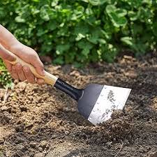 La Pala da Giardino Multifunzionale è un attrezzo versatile progettato per facilitare diverse operazioni di giardinaggio. Ideale per rimuovere le erbacce