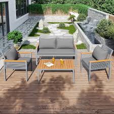 Il set di mobili da giardino Oyemige è progettato per offrire comfort e stile all'esterno. Composto da una combinazione di sedie e tavolo