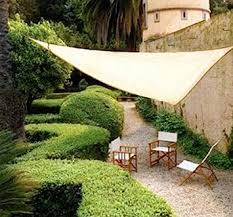 CRISCUOLO BRICO STORE offre un telo ombreggiante triangolare