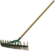 Il Rastrello Sarchiatore Aeratore Doppio Brixo è un attrezzo da giardinaggio dotato di 32 denti