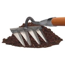Il Rastrello Sarchiatore è uno strumento da giardinaggio versatile