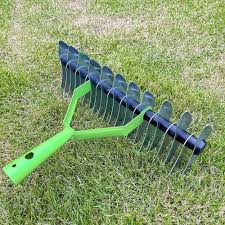 Il rastrello da giardino è un attrezzo professionale progettato per raccogliere foglie piccole e paglia. Dotato di denti a punta curva in acciaio inox