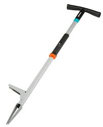 Il Gardena Estirpatore è uno strumento progettato per rimuovere le erbacce in modo efficiente. Grazie alla sua struttura ergonomica e alla lama affilata