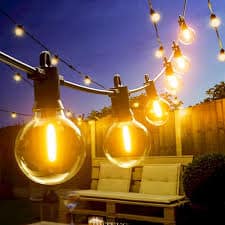 La catena luminosa Kawaya è progettata per uso esterno e misura 8 metri. È composta da 12 lampadine G40 più una aggiuntiva