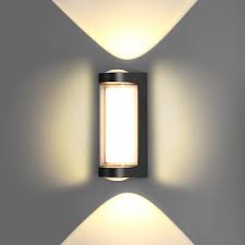 Le lampade da parete ZIKEY 16W per esterni sono progettate per resistere alle intemperie grazie alla loro classificazione IP65