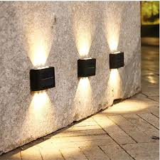 Lampade solari da parete per esterni sono un'ottima soluzione per illuminare giardini