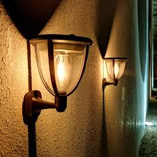 La lampada solare LED da esterno Lacasa è disponibile in una versione da 2 pezzi. Questa soluzione di illuminazione ecologica è ideale per giardini