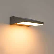 La lampada da parete CELAVY è un'applique da esterno elegante e funzionale