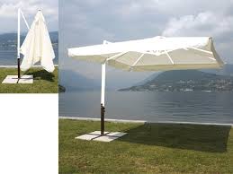 L'ombrellone da giardino con palo laterale misura 3 x 3 metri ed è realizzato in alluminio