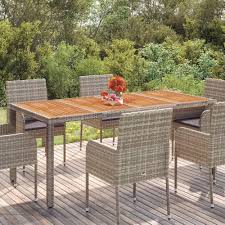 Il Tavolo da Giardino FIRBNUS è realizzato con un piano in legno e una struttura in rattan grigio