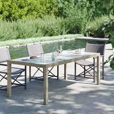 I tavoli da esterno rappresentano un'ottima soluzione per arredare giardini e terrazzi. Realizzati in materiali resistenti