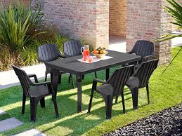 Il tavolo da giardino Tomaino è un modello allungabile realizzato in plastica