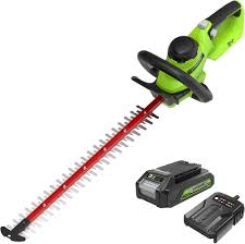 Il Tagliasiepi a Batteria Brushless 24V GD24HT61K2 di Greenworks è uno strumento potente e versatile