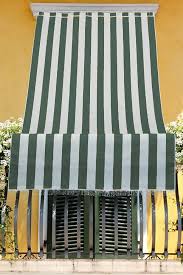 Tenda da sole in tessuto resistente a righe