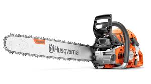 La motosega Husqvarna 562XP è progettata per professionisti e appassionati del giardinaggio. È caratterizzata da un motore potente e un design ergonomico che garantiscono un'eccellente manovrabilità e comfort durante l'uso. La tecnologia avanzata riduce le vibrazioni