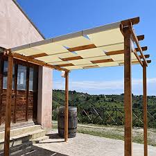 La pergola parasole è realizzata in legno massello e presenta un telo ad onda impermeabile