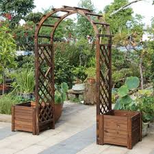 La pergola da giardino in legno presenta archi in legno e un design a reticolo
