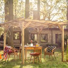 Il Gazebo G&C Henley è realizzato in legno di abete rosso e presenta un design classico. Questo gazebo è ideale per arricchire gli spazi esterni