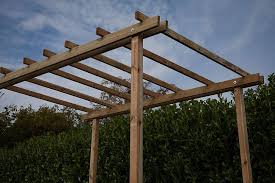 La Pergola autoportante Losa è realizzata in legno di pino massello