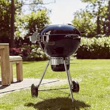 Il barbecue Weber E-5770 è caratterizzato da un elegante design antracite con carrello nero e dettagli argentati. È progettato per offrire prestazioni ottimali nella cottura all'aperto