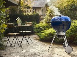Il barbecue a carbone Mastertouch GBS C-5750 di Weber è progettato per offrire un'esperienza di cottura superiore. Dotato di una griglia di cottura in ghisa e un sistema di cottura GBS (Gourmet Barbecue System)