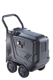 L'Idromatic Zeta 120 è un'idropulitrice professionale progettata per offrire prestazioni elevate. Dotata di un potente motore