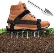Le scarpe chiodate Ohuhu Arieggiatore sono progettate per migliorare l'areazione del prato. Questi accessori consentono di camminare sul prato mentre si creano piccoli fori nel terreno