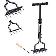 L'arieggiatore manuale EEIEER 2in1 è un attrezzo versatile progettato per la cura del prato. Combina le funzioni di arieggiatura e scarifica