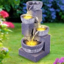 La fontana da giardino è un elemento decorativo che arricchisce gli spazi esterni