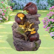 La fontana da giardino è un elemento decorativo che arricchisce gli spazi esterni