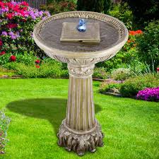 La fontana da giardino è un elemento classico per esterni