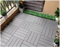Pavimenti quadrati in plastica e legno