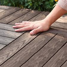 Le mattonelle ad incastro esterno sono ideali per creare pavimenti decorativi in spazi all'aperto