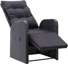 La sedia da giardino reclinabile KTHLBRH è realizzata in polyrattan ed è dotata di un comodo cuscino. Questo prodotto combina eleganza e comfort