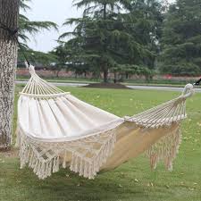 L'amaca da esterno portatile è ideale per il giardino